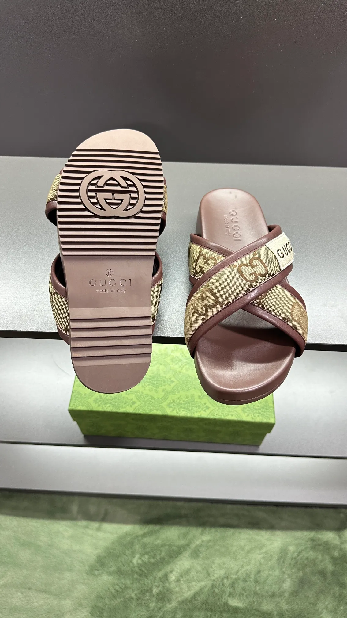 [G Family Couple Style] P: 300💰Female size 36~40 Men's size 39~45, (46. Custom-made Unisex GG slippers This slipper is made of GG polyester fiber and is decorated with a Gucci label on the front, adding a striking logo feel to the style. Beige GG recycled polyester fiber Unisex leather trim "Gucci Made in Italy" embroidered label Rubber sole Flat Made in Italy